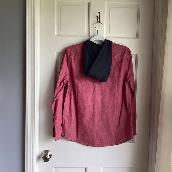 Lee’s NWOT Women’s Red Button Up Blouse With Black Hood.  Size 14-16 - Picture 2 of 5